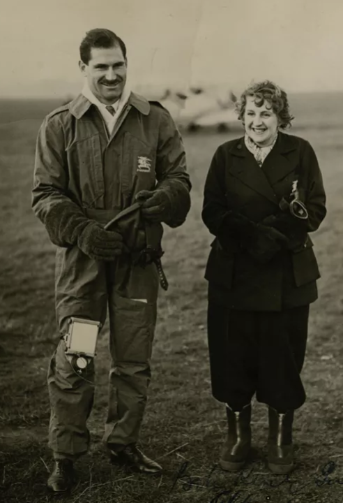 Arthur Clouston và Betty Kirby-Green mặc Burberry