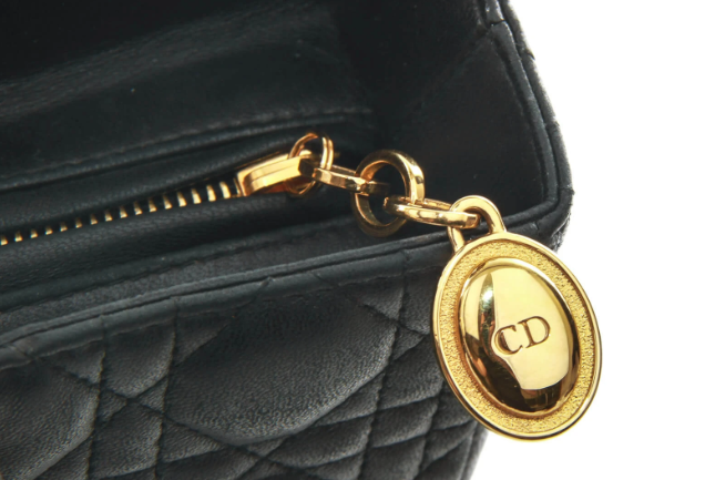 ตรวจสอบ Dior ของแท้-zipper-ตรวจสอบ Dior ของแท้-Charms and Logo Tag-วิธีตรวจสอบกระเป๋า-วิธีตรวจสอบกระเป๋า dior-how to verify dior bag-how to check dior bag authenticity-วิธีตรวจกระเป๋า dior