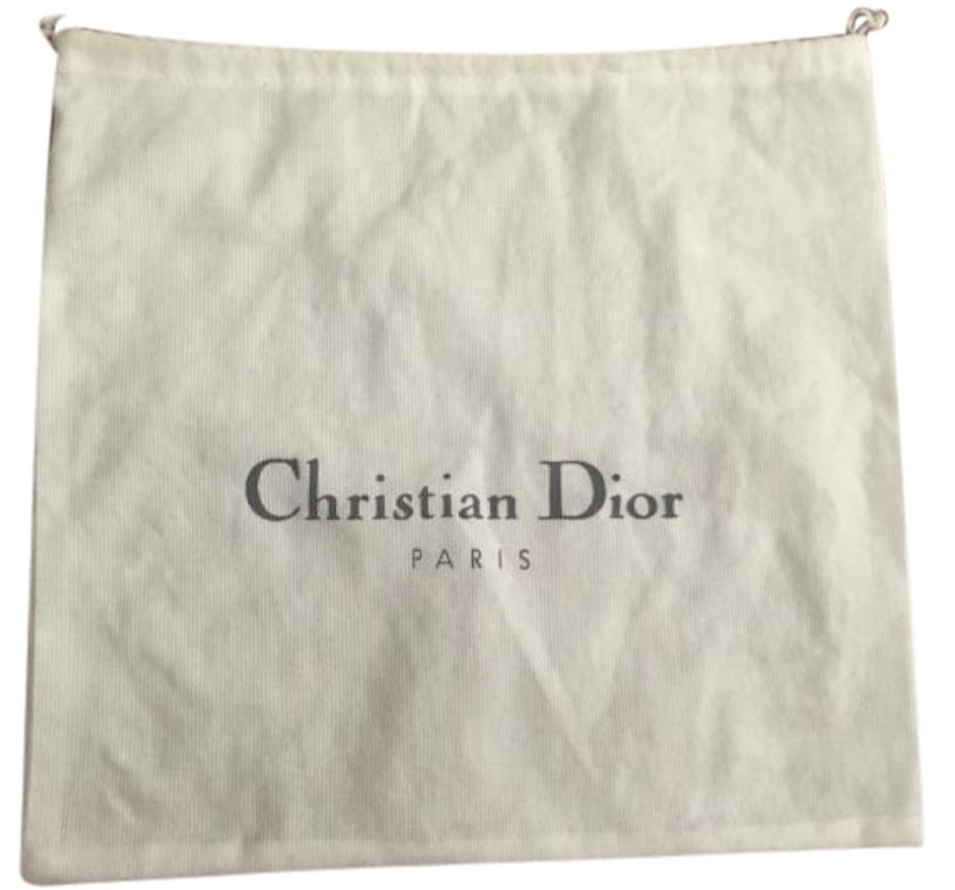 ถุงผ้า Dior รุ่นเก่า-ตรวจสอบ Dior ของแท้-Charms and Logo Tag-วิธีตรวจสอบกระเป๋า-วิธีตรวจสอบกระเป๋า dior-how to verify dior bag-how to check dior bag authenticity-วิธีตรวจกระเป๋า dior