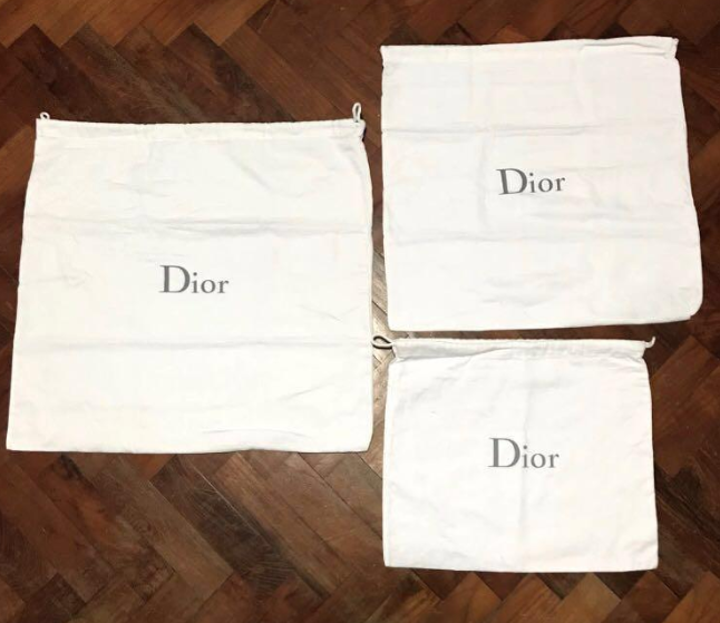 ถุงผ้า Dior รุ่นปัจจุบัน-ตรวจสอบ Dior ของแท้-Charms and Logo Tag-วิธีตรวจสอบกระเป๋า-วิธีตรวจสอบกระเป๋า dior-how to verify dior bag-how to check dior bag authenticity-วิธีตรวจกระเป๋า dior