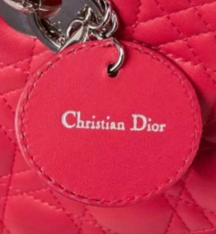 ตรวจสอบ Dior ของแท้-Charms and Logo Tag-วิธีตรวจสอบกระเป๋า-วิธีตรวจสอบกระเป๋า dior-how to verify dior bag-how to check dior bag authenticity-วิธีตรวจกระเป๋า dior