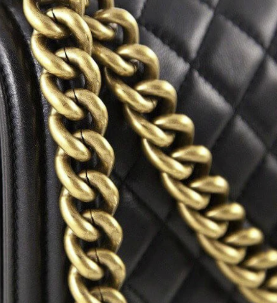 สายโซ่บนกระเป๋า Chanel Boy เคลือบทองคำแท้ 24K