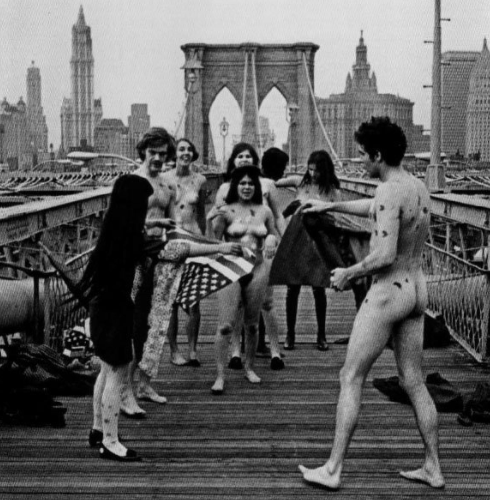 Naked Happening ที่ Brooklyn Bridge, New York ปี 1968-Yayoi Kusama-yayoi kusama louis vuitton-yayoi kusama art-yayoi kusama louis vuitton 2023