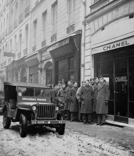 ทหารอเมริกันต่อคิวหน้าบูติคหมายเลข 31 บนถนนกัมบงเพื่อรอซื้อน้ำหอม N°5 ปี 1945