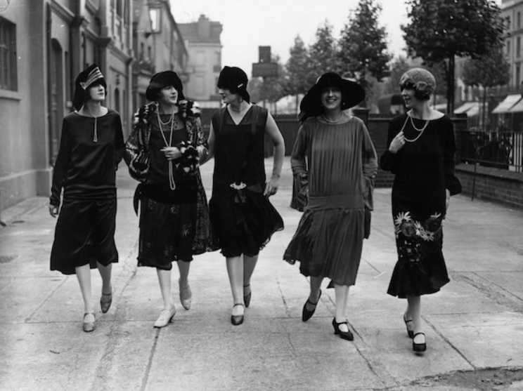 ภาพของเหล่าสุภาพสตรีในชุดกระโปรง A Little Black dress ในช่วงยุค 1920s