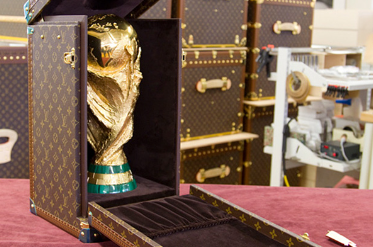 หีบสำหรับใส่ถ้วยรางวัล FIFA World cup 2010 - Louis Vuitton x FIFA World Cup 2022